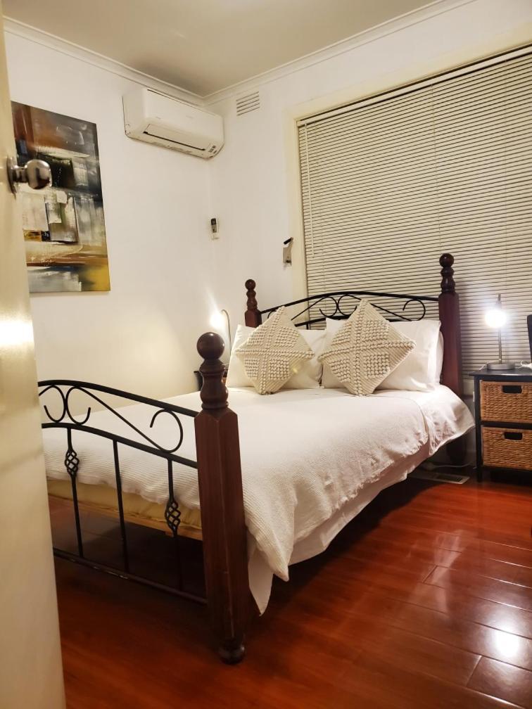 Sunny House - Melbourne Airport Home ภายนอก รูปภาพ